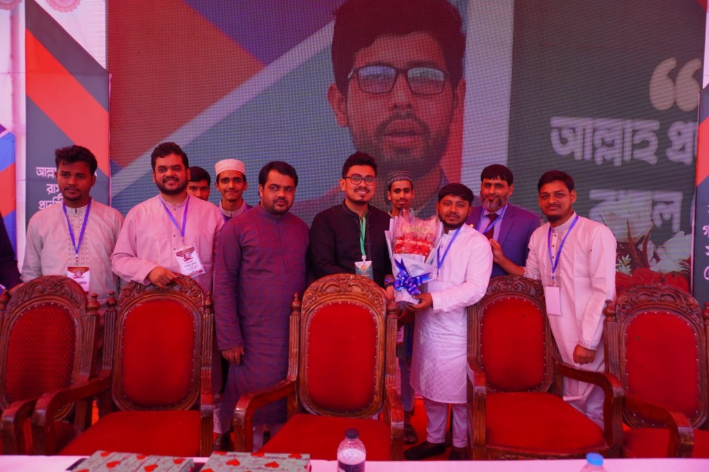 মঞ্চে আমন্ত্রিত অতিথিবৃন্দ ও শুভেচ্ছা বিনিময়
