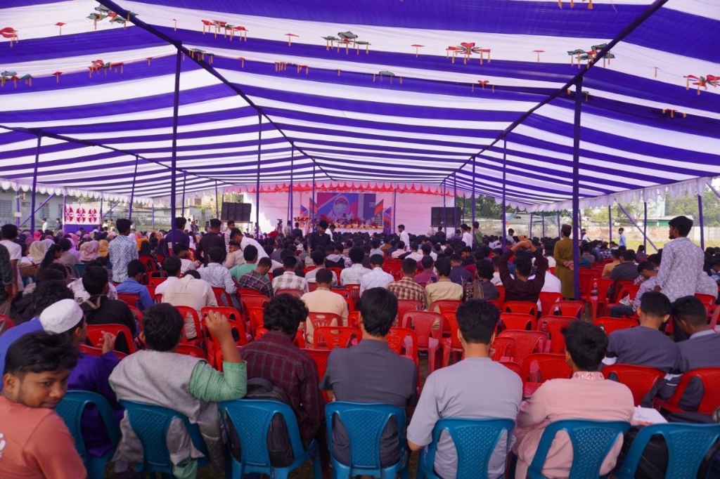 প্যান্ডেলে উপস্থিত শিক্ষার্থীবৃন্দ